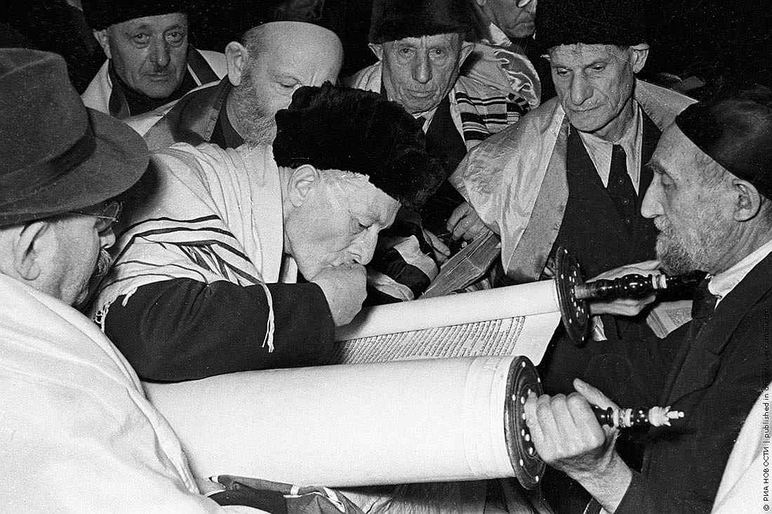 USSR - reading of torah in Moscow synagogue 1956
